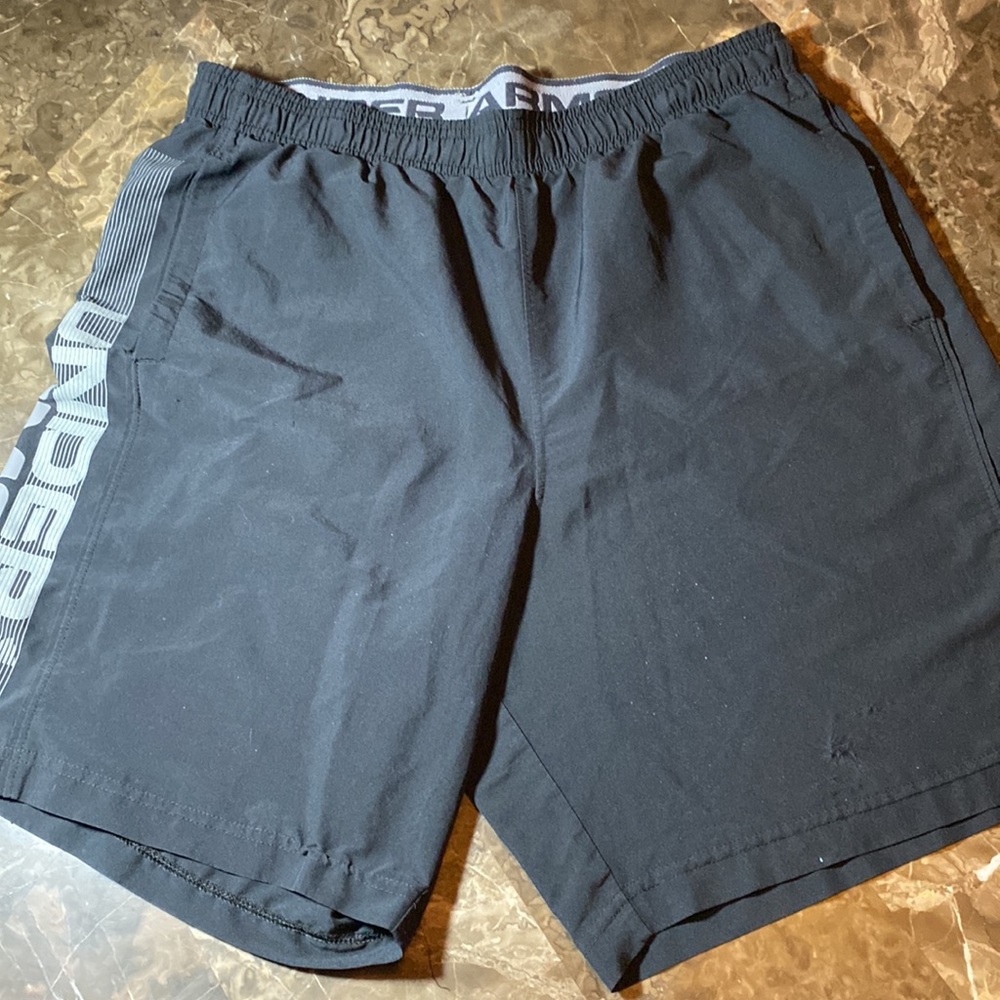 Under Armour black shorts-extra breathable-side pockets-inseam 7.5”- LARGE-EUC